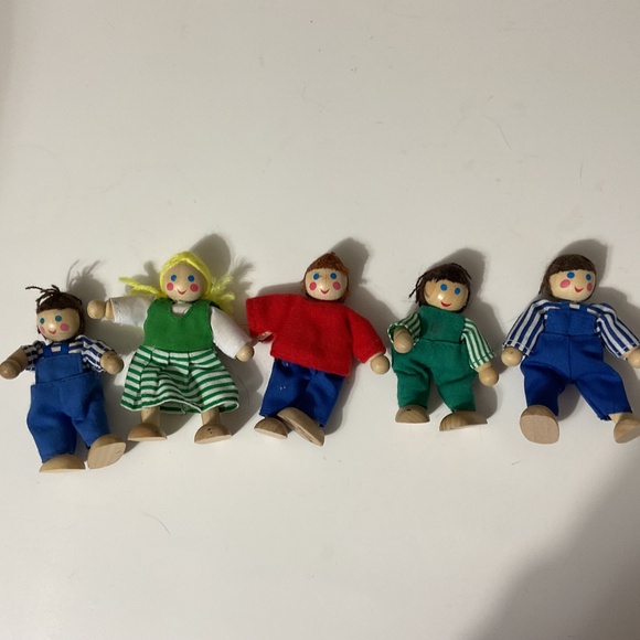 MELISSA & DOUG Dollhouse Dolls Wooden Family Set 5 Miniature Bendable - Picture 3 of 5